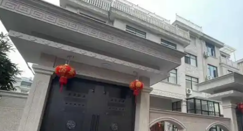 人民锐评：门牌虽小，照见干部作风