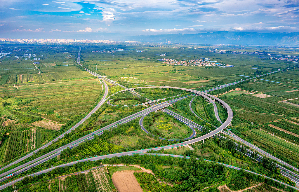 山西运城：车辆在高速公路上飞驰