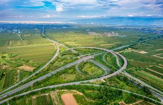 山西运城：车辆在高速公路上飞驰