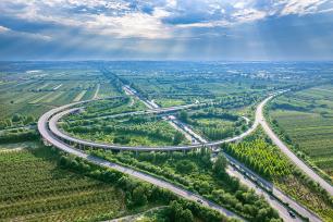 山西运城：车辆在高速公路上飞驰