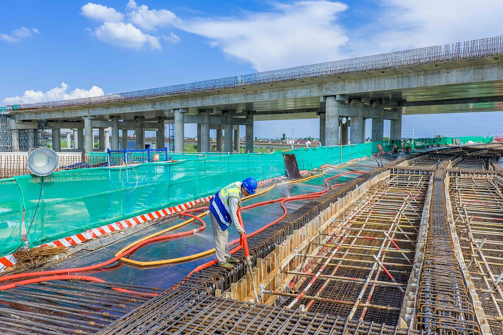 江苏兴化：工人建设宁盐高速公路泰州段