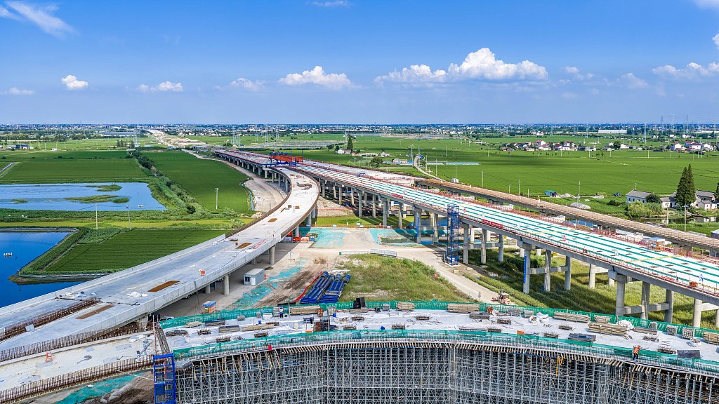 江苏兴化：工人建设宁盐高速公路泰州段