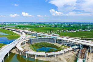 江苏兴化：工人建设宁盐高速公路泰州段