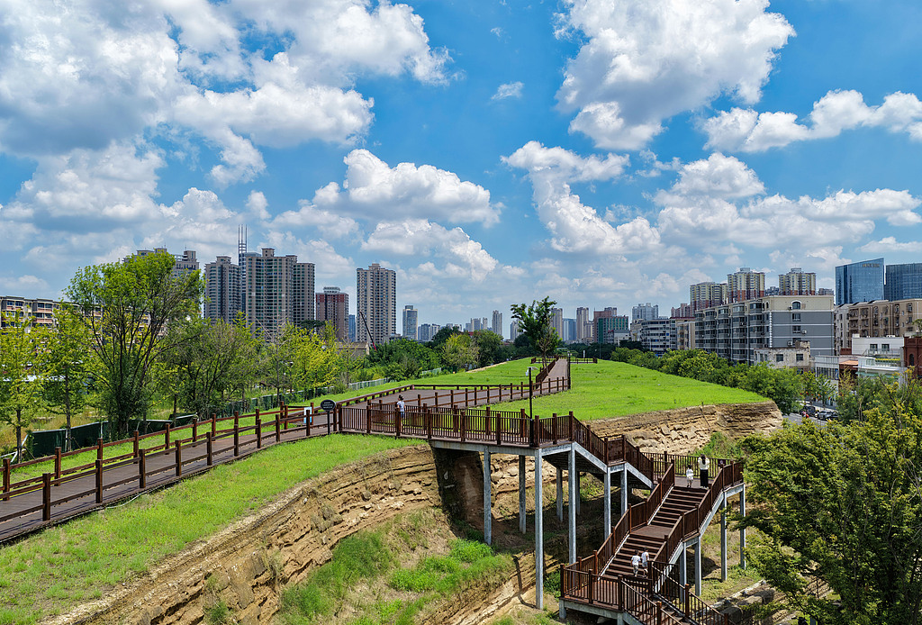 河南郑州：市民游览商城遗址城墙