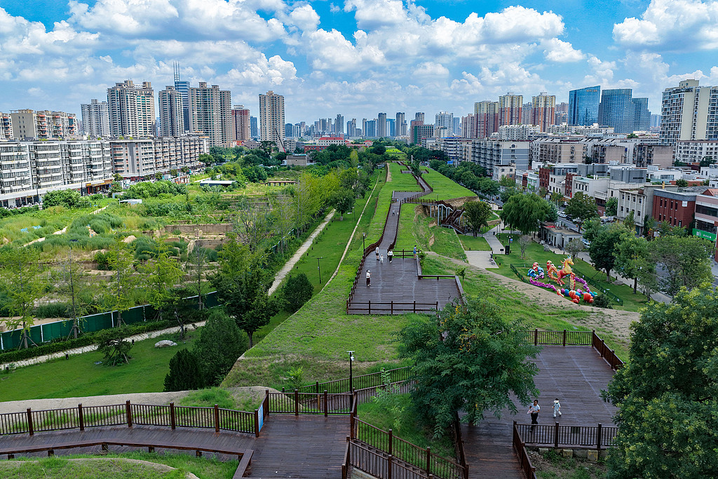 河南郑州：市民游览商城遗址城墙