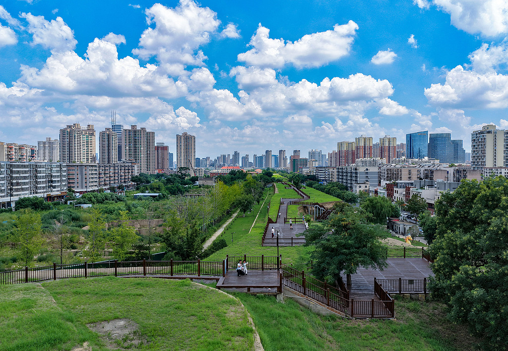 河南郑州：市民游览商城遗址城墙