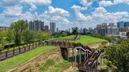 河南郑州：市民游览商城遗址城墙