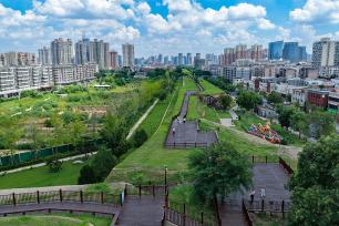 河南郑州：市民游览商城遗址城墙