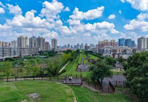 河南郑州：市民游览商城遗址城墙