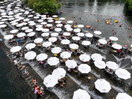 浙江湖州：游客溯溪戏水避暑