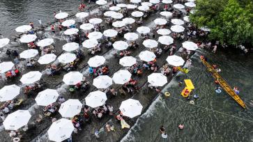 浙江湖州：游客溯溪戏水避暑