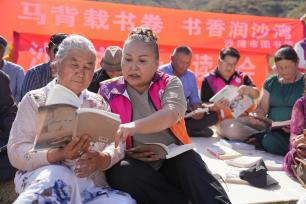 新疆沙湾：“马背图书馆”牧区送学忙
