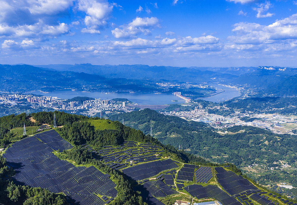 湖北秭归：光伏发电板整齐排列