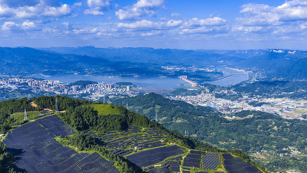 湖北秭归：光伏发电板整齐排列