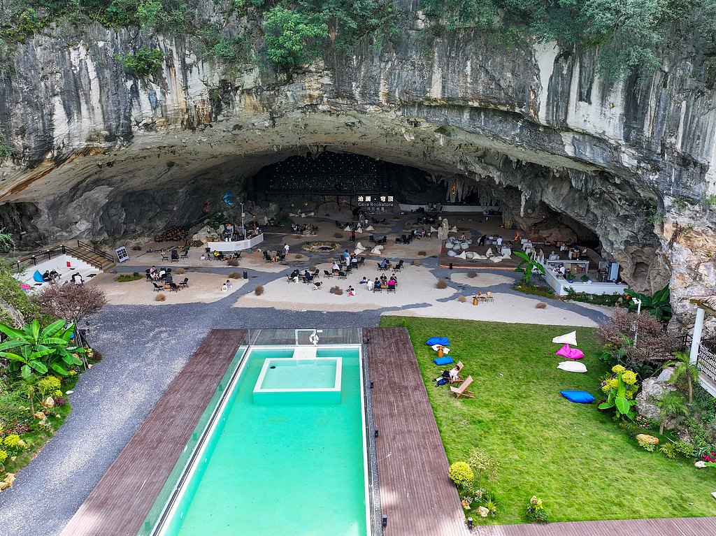 贵州修文：溶洞咖啡与洞穴书屋引客来