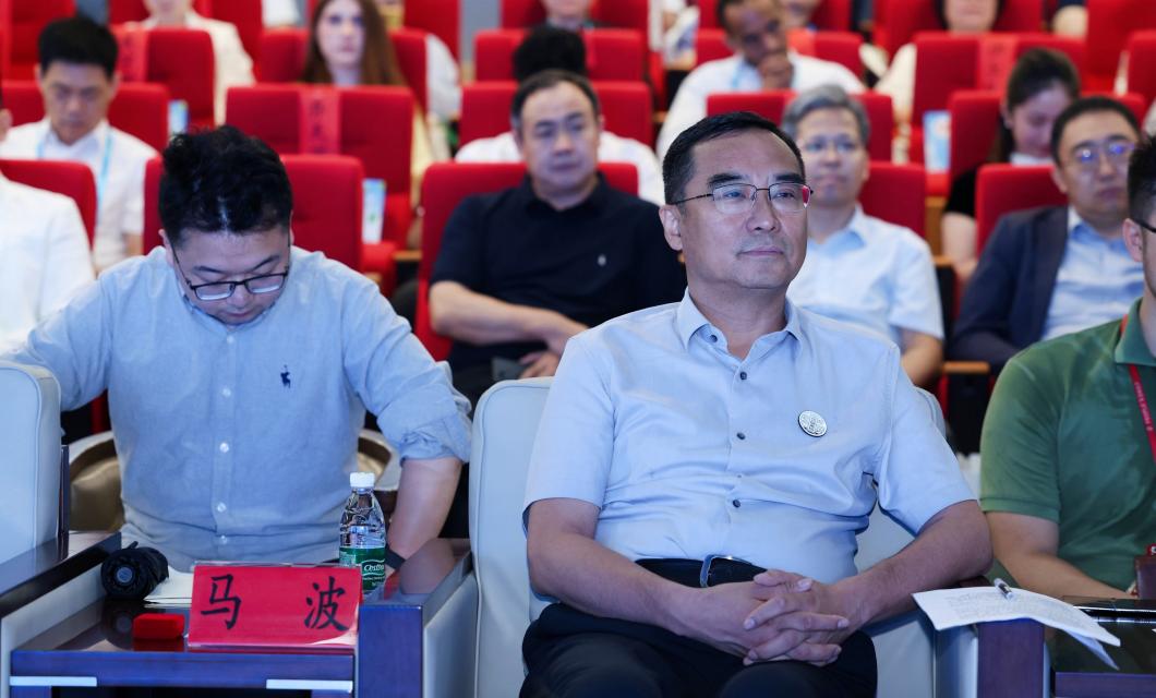 天津海河传媒中心党委副书记、总裁马波在鲁班同学汇主题SHOW“大家一起聊‘鲁班’”环节发言