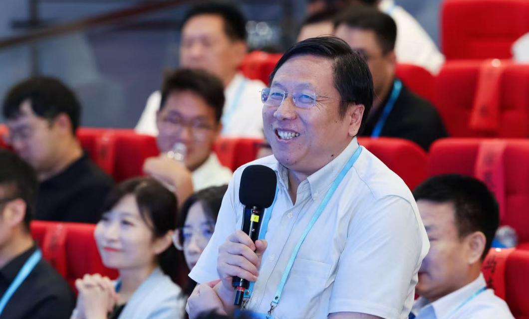 天津电子信息职业技术学院副校长杨耿煌分享鲁班工坊的发展历程和办学特色