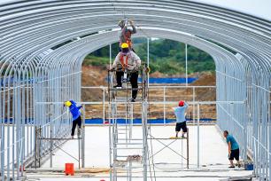 湖北武穴：工人们搭建智慧农业大棚钢架