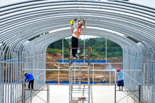 湖北武穴：工人们搭建智慧农业大棚钢架