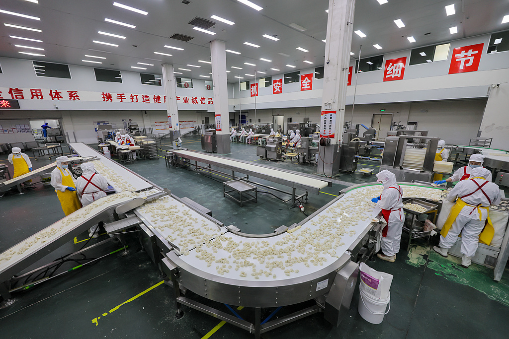山西运城：工人在流水线上加工速冻饺子