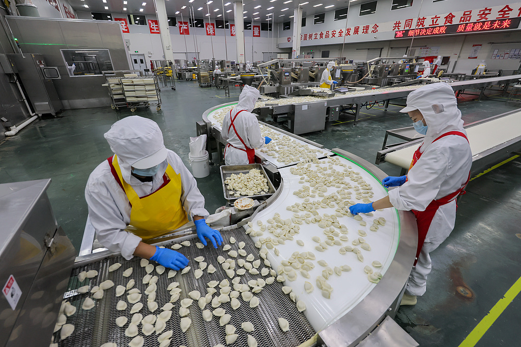山西运城：工人在流水线上加工速冻饺子