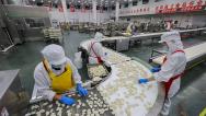 山西运城：工人在流水线上加工速冻饺子