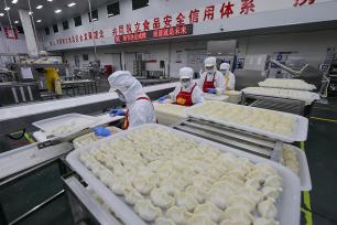 山西运城：工人在流水线上加工速冻饺子