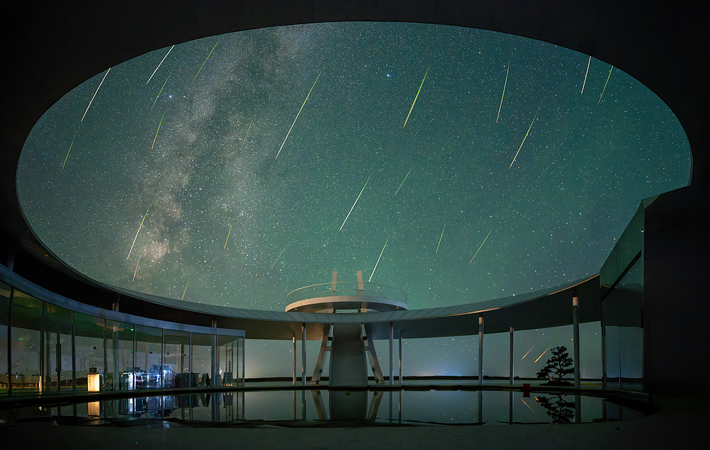 黑龙江大庆：英仙座流星雨划破夜空
