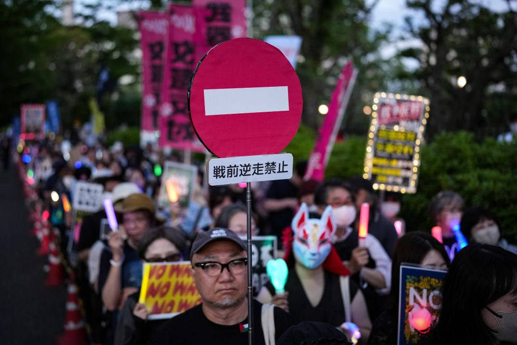 海外网评：日本军国主义休想“借尸还魂”