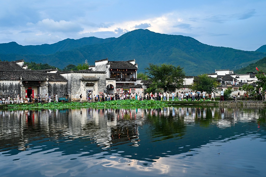 安徽黄山：游客在黟县宏村风景区游玩