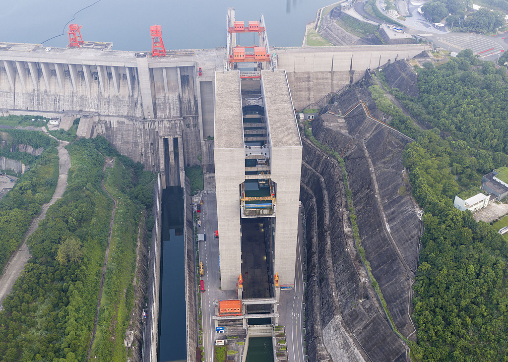 湖北宜昌：三峡升船机启动停航检修