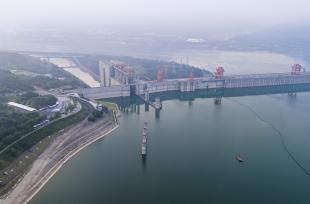 湖北宜昌：三峡升船机启动停航检修