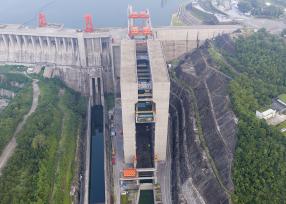 湖北宜昌：三峡升船机启动停航检修