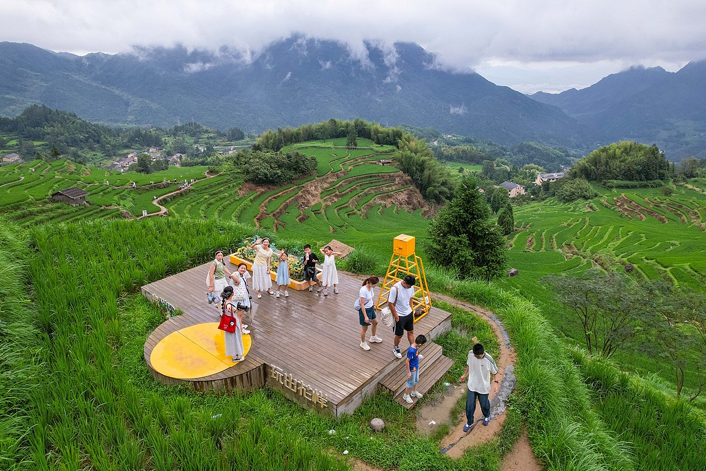 浙江丽水：游客在云和梯田景区观赏美景