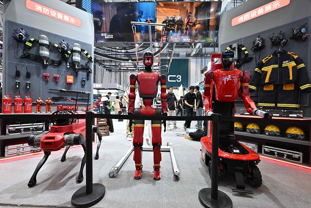 北京：多种机器人在展台上展出