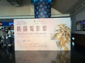 “被涓涓细流的情感深深打动”