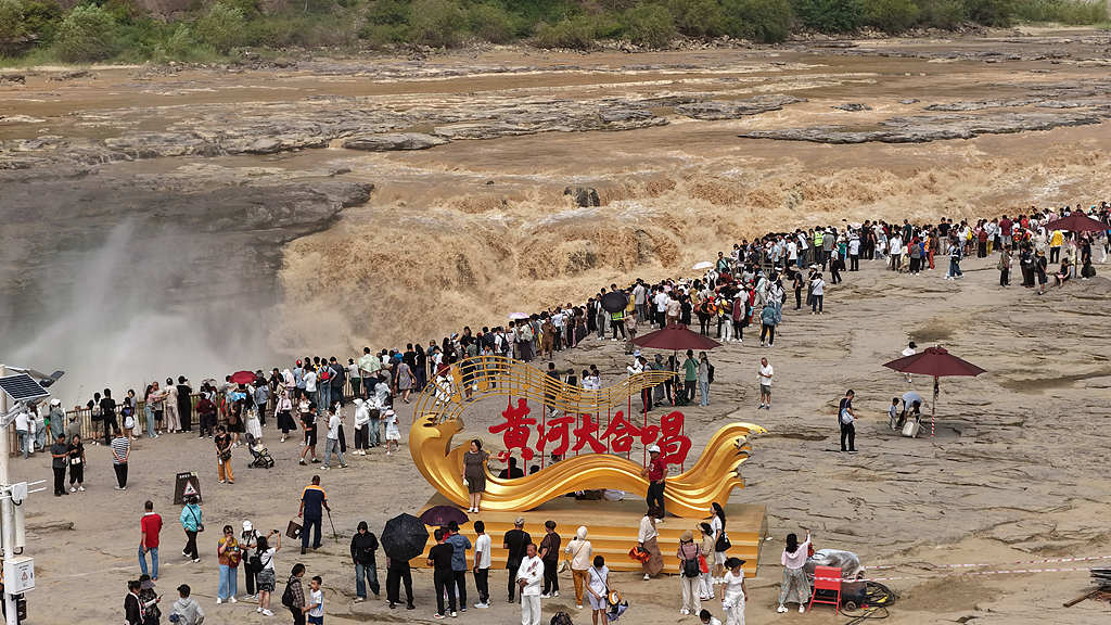 山西吉县：黄河壶口瀑布水量增大引游客