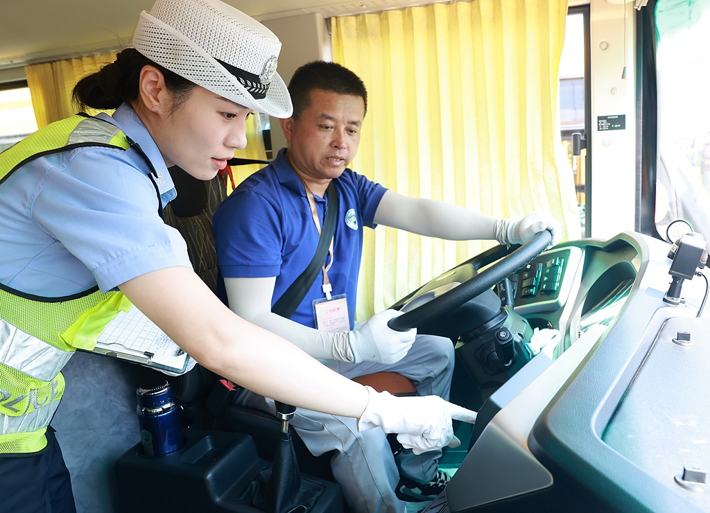 湖北武汉：检查校车迎开学