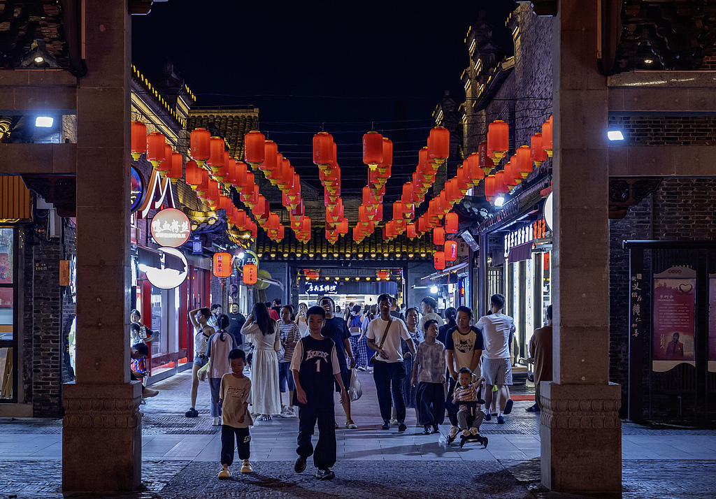 江苏扬州：老街夜市人气旺