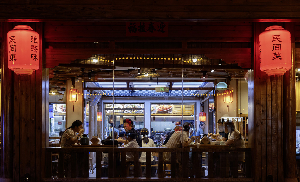 江苏扬州：老街夜市人气旺