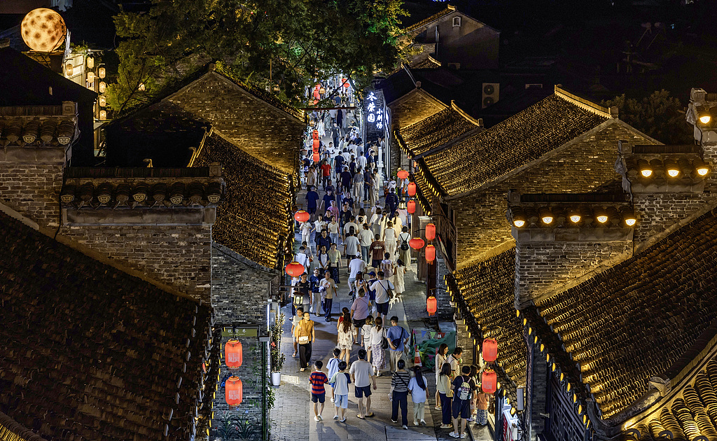 江苏扬州：老街夜市人气旺