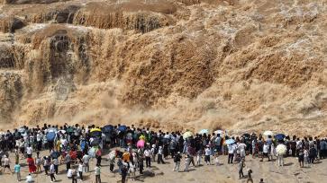 山西吉县：黄河壶口瀑布水量增大引游客
