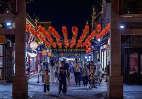 江苏扬州：老街夜市人气旺
