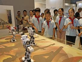 浙江杭州：青少年机器人馆研学 感受科技魅力