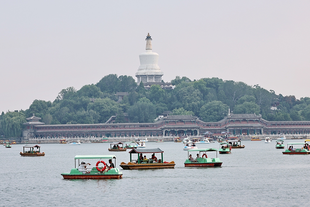 北京：市民在北海公园泛舟纳凉