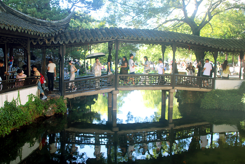 江苏苏州：拙政园迎来暑期旅游高峰