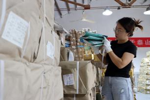 山东博兴：新华书店备教材迎开学