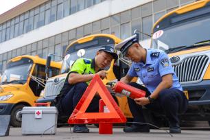 山东聊城：校车安全检查迎开学