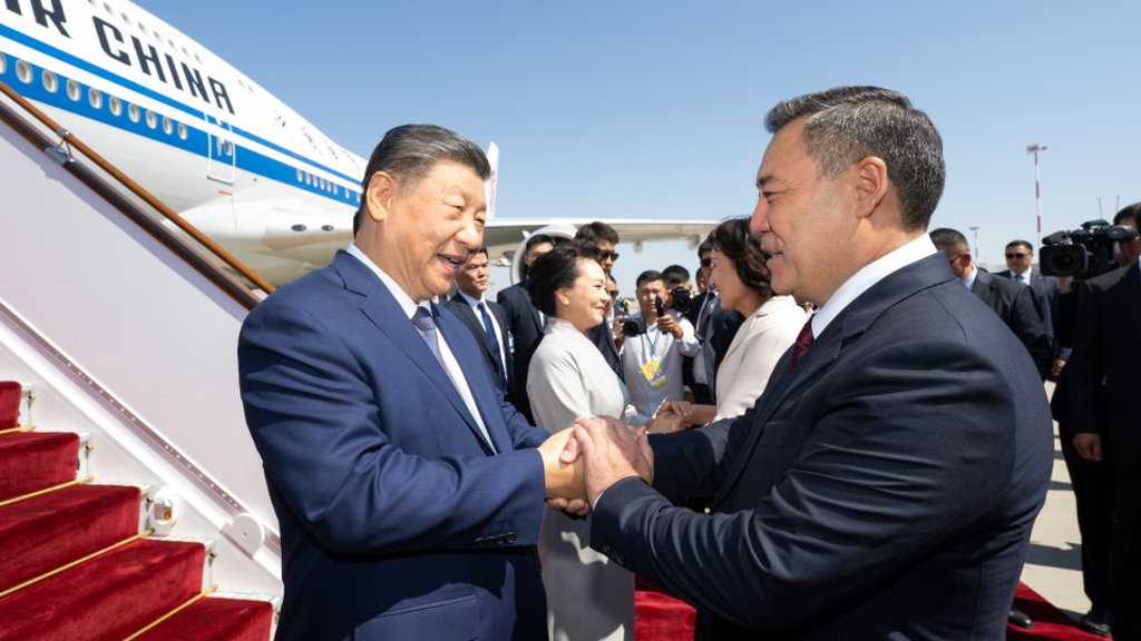 习近平抵达比什凯克出席2026年上海合作组织峰会并对吉尔吉斯斯坦进行国事访问