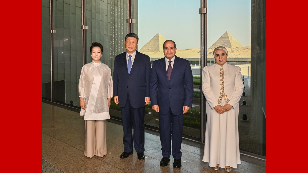 习近平和彭丽媛同埃及总统塞西夫妇共同参观大埃及博物馆